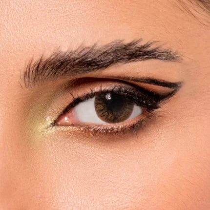 Comfort Basic Brown lens close-up on eye